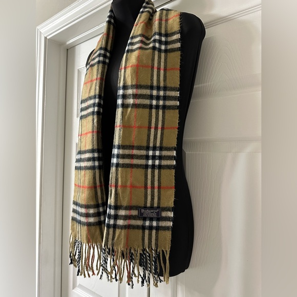 Burberrys 100% Cashmere Scarf - Picture 7 of 7